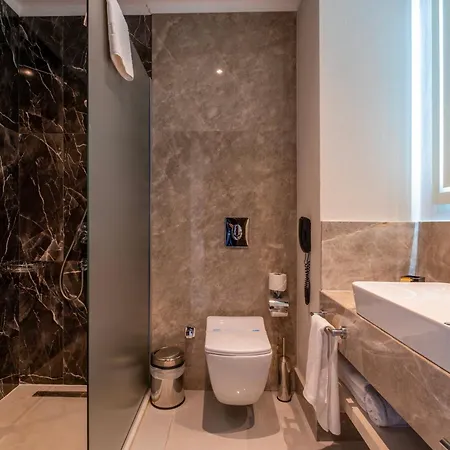 Serenity Queen Hotel